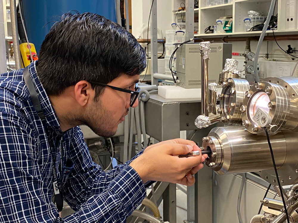 Hardeep Singh in the STM lab