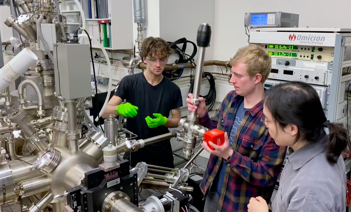 Jack Kelsall and Ke Wang visiting the UCL STM lab